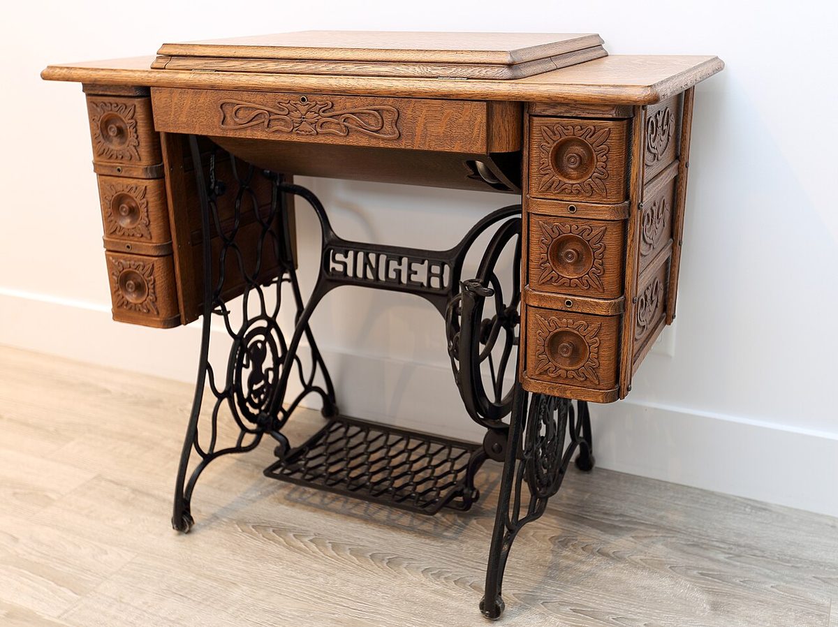 A 1910 Singer Model 27 in its treadle cabinet. Not the one in the story.