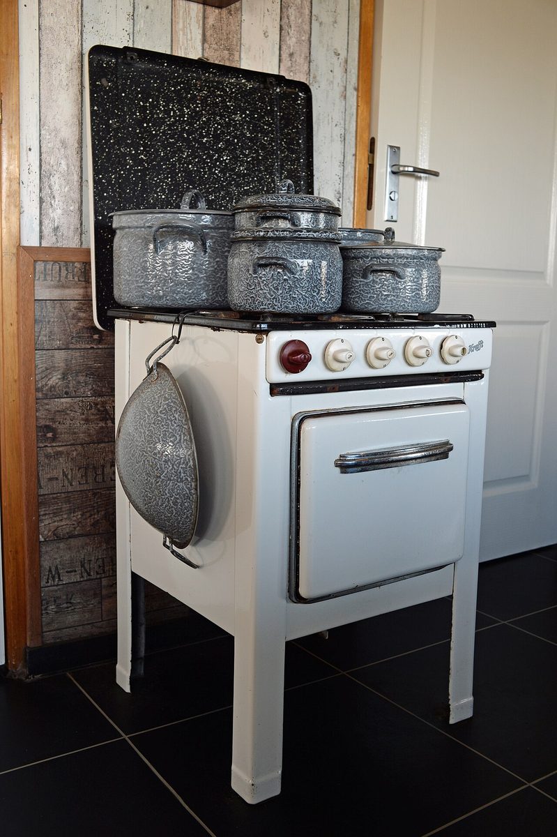 An old enamel gas stove on legs, made by the German company Krefft. Not a Reliable, and not the one in the story.