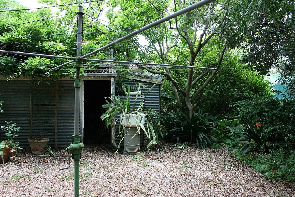 A rotary clothes hoist of Gilbert Toyne's 1926 patent design, still standing in a backyard in Parkside, Adelaide, in 2010. Not the one in the story.