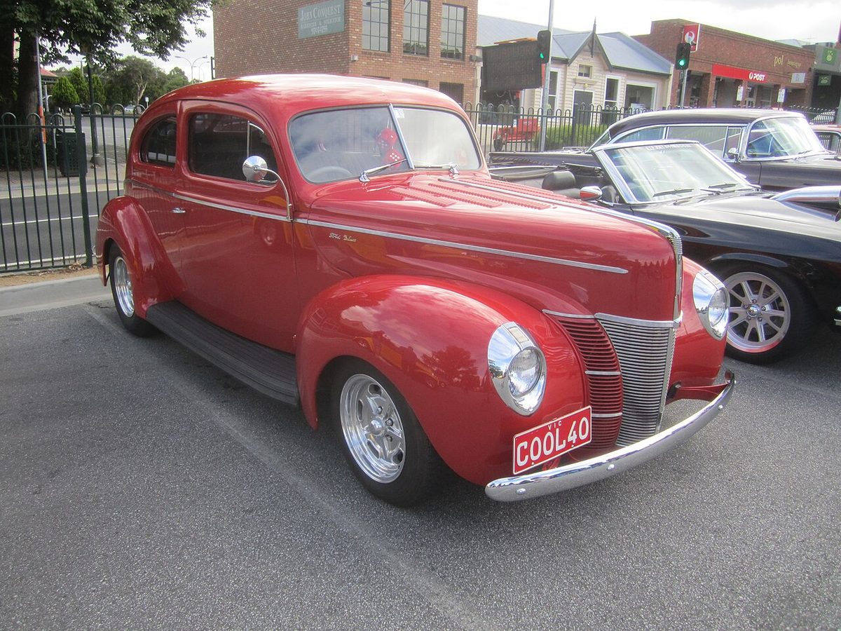A 1940 Ford Deluxe Tudor sedan. Not the one in the story.