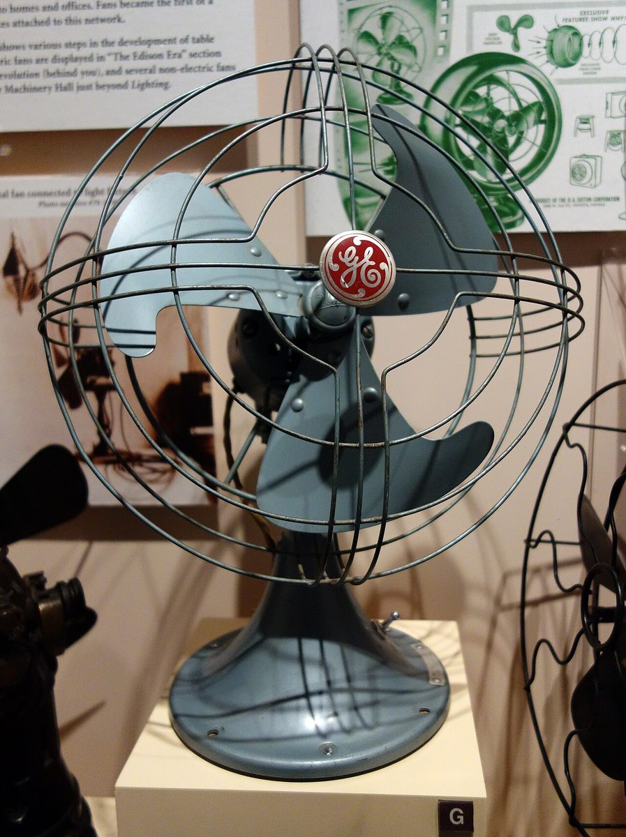 A General Electric Vortalex desk fan from around 1950, at the Smithsonian's National Museum of American History. Not a Hunter, and not the one in the story.