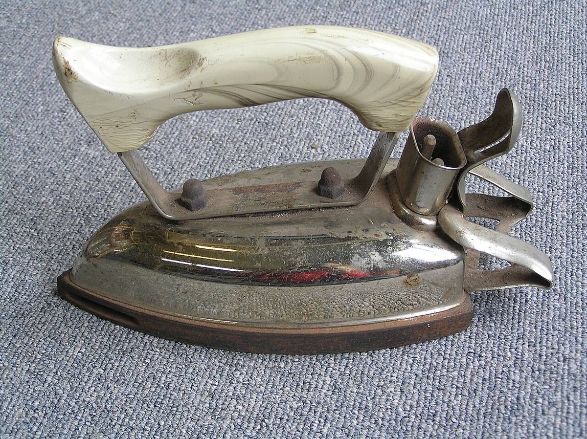 An old dry electric iron with no steam, from a museum collection in the Netherlands. Not a GE, and not the one in the story.