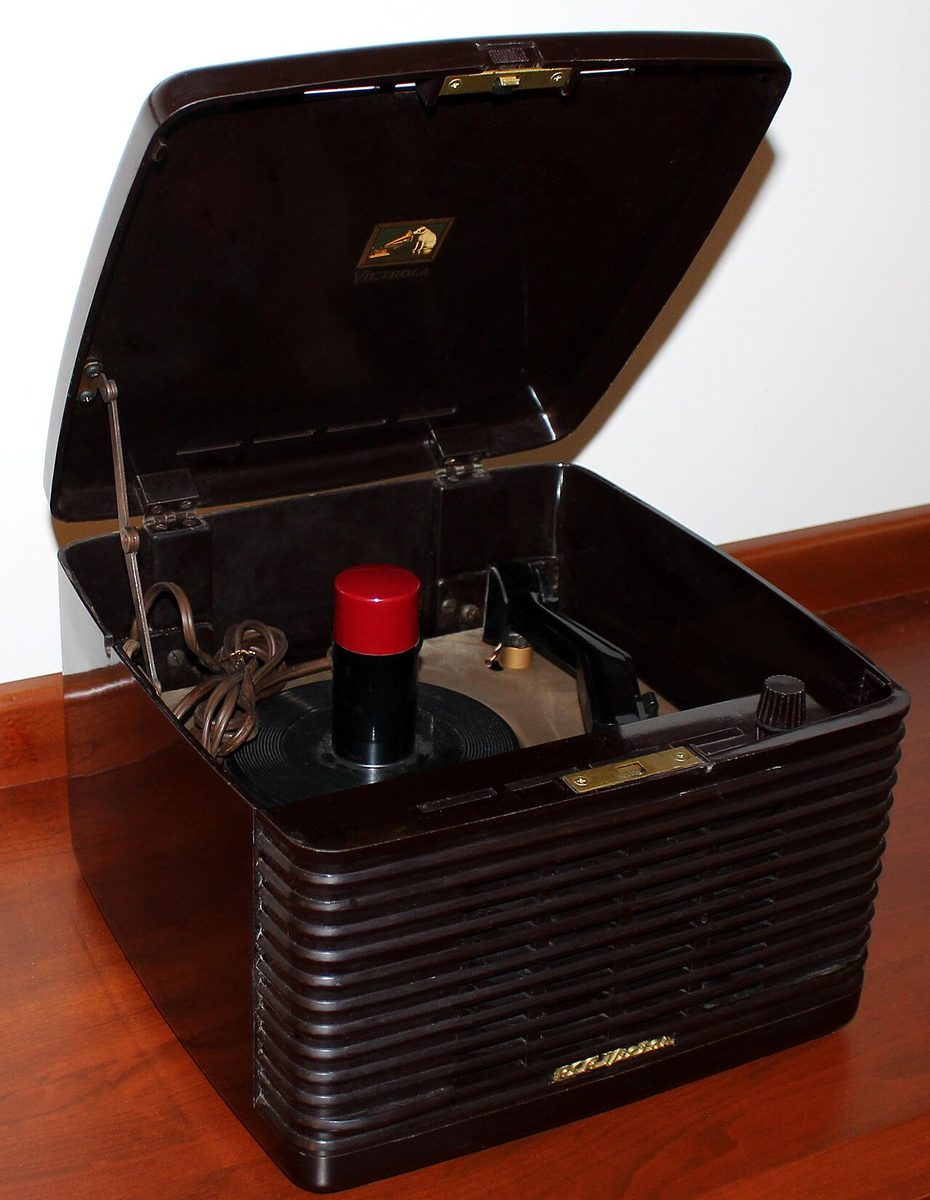 An RCA tube record player from the 1950s. Not a Motorola, and not the one in the story.
