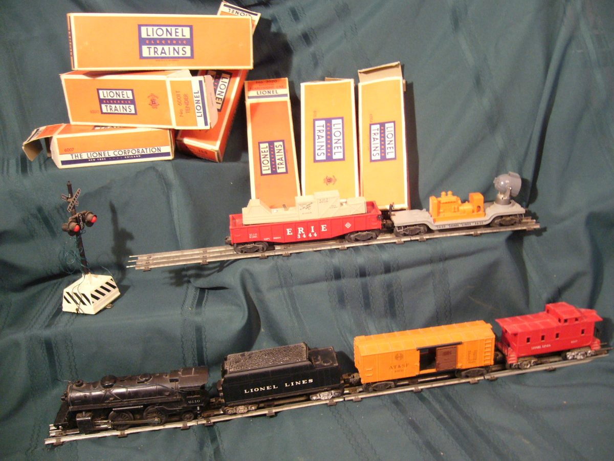 A postwar Lionel set with its original boxes, led by a 2026 steam engine of the late 1940s and early 1950s. Not the one in the story.