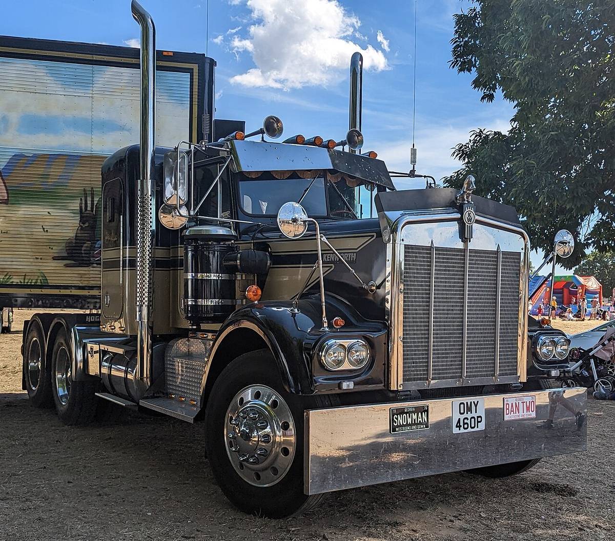 A 1976 Kenworth W900, a few years newer than the truck in the story.