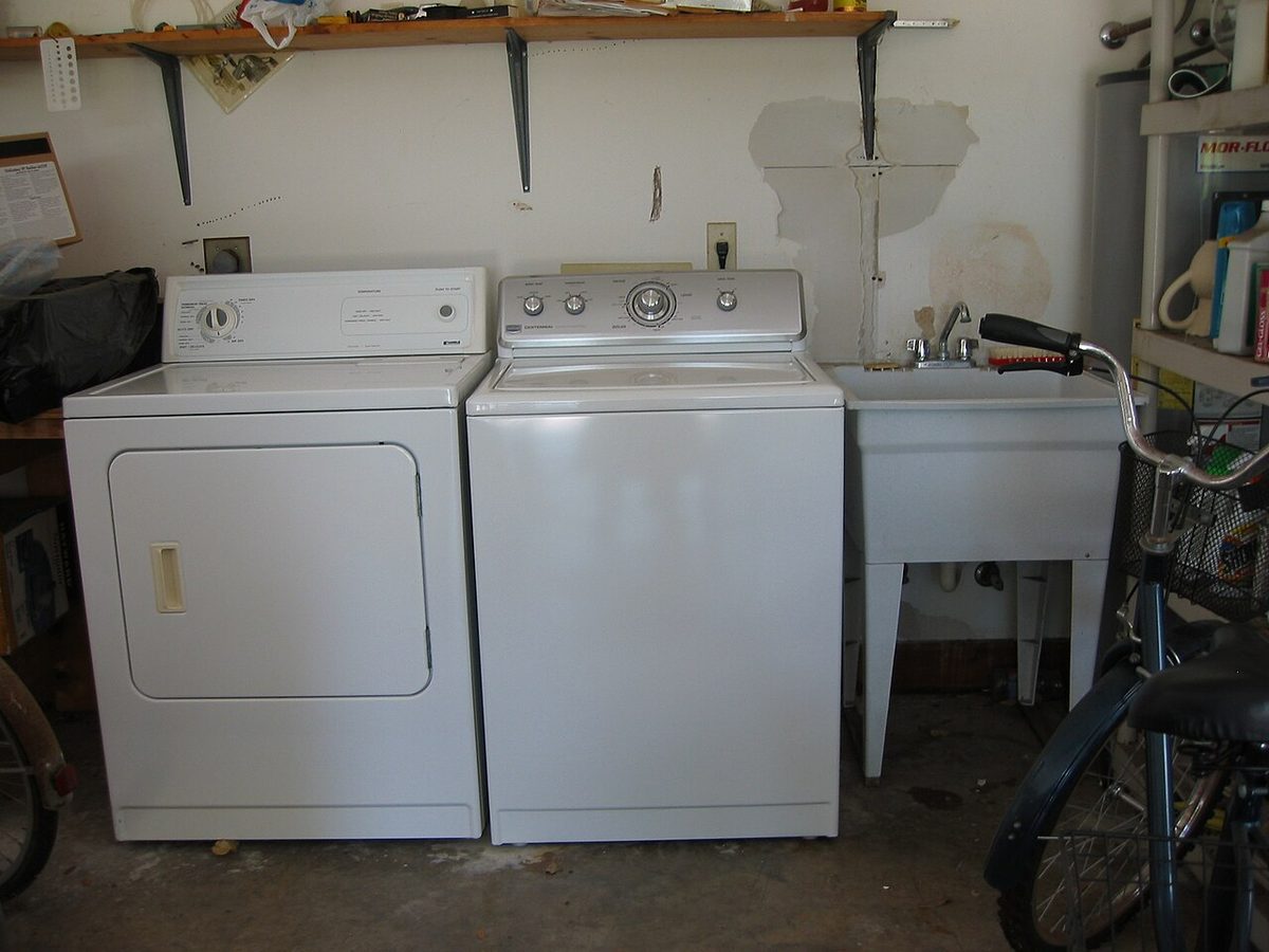 A Maytag top-loading washer and dryer in a garage, photographed in 2009. Newer than the one in the story.
